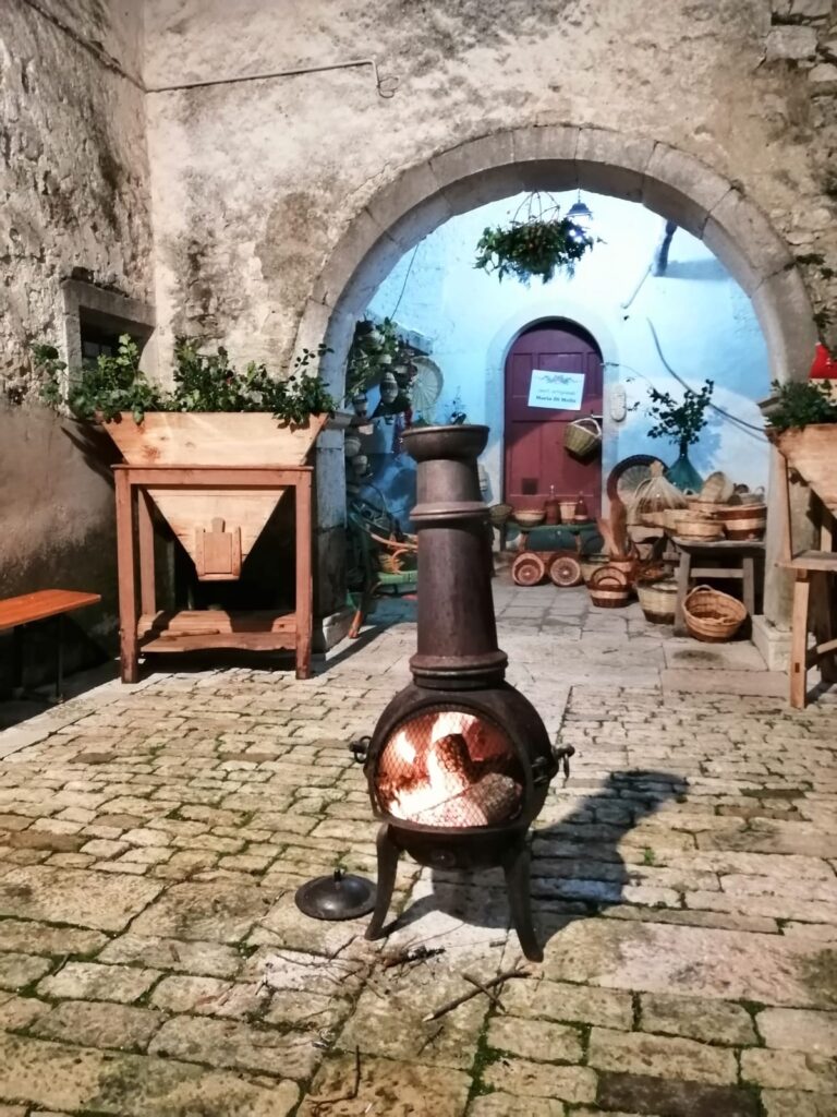 Stufa antica in ghisa nel cortile dei fondaci di Palazzo Galanti