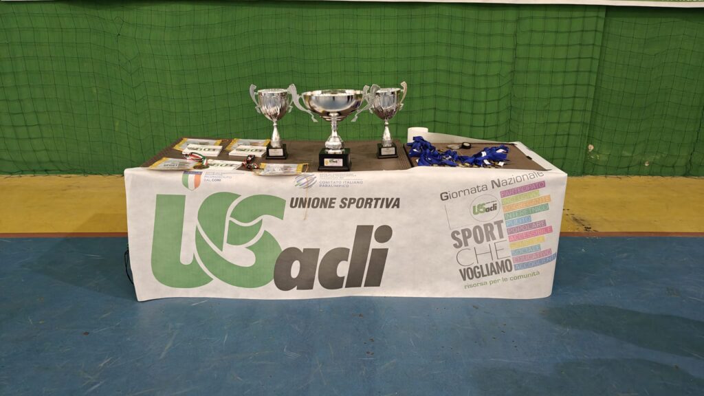Coppa USAcli Benevento Tennis ed altri premi, esposti sul tavolo premiazioni
